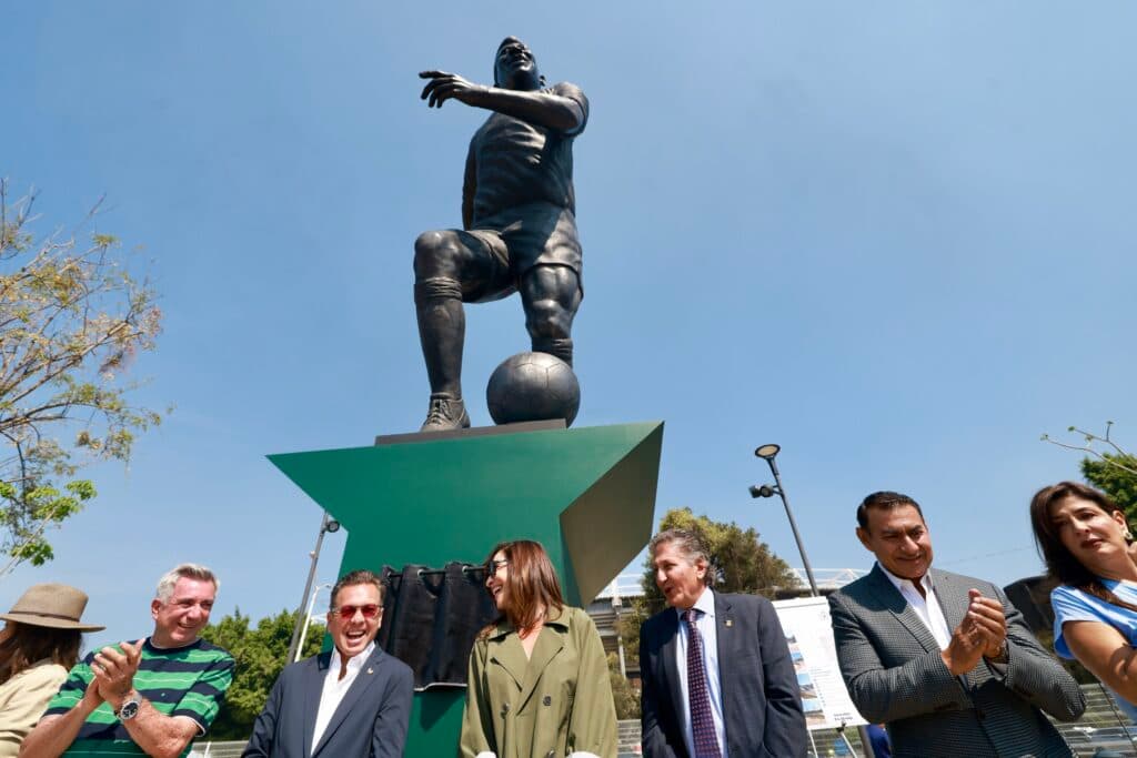 Pablo Lemus Navarro y asistentes celebran la inauguración de la escultura ‘La Canarihna’ en Guadalajara, homenaje al fútbol y su historia.
