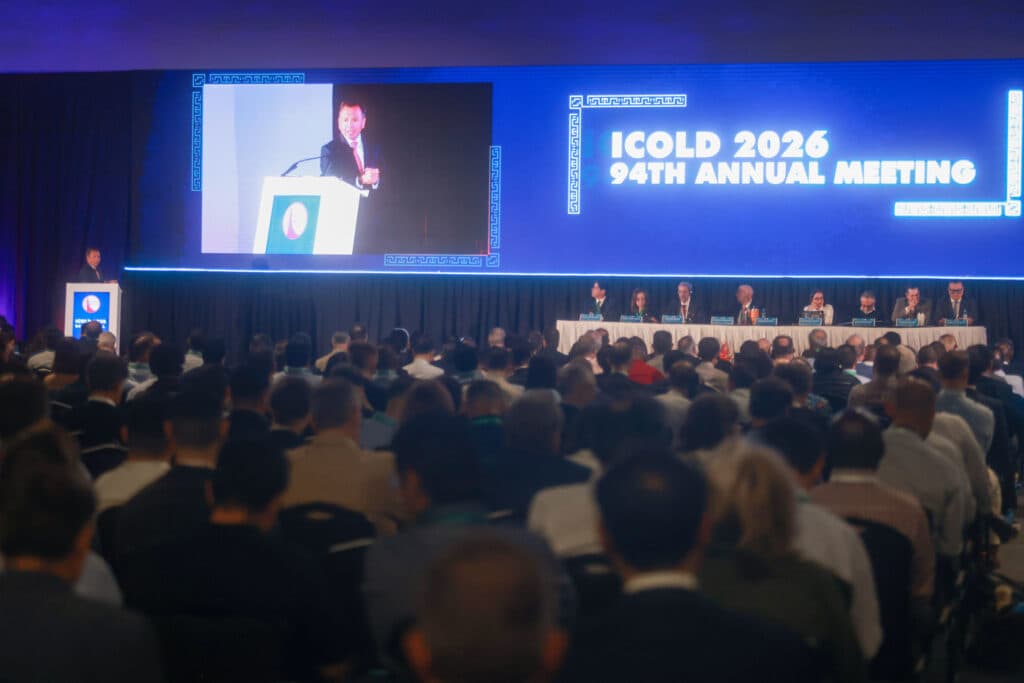 Pablo Lemus, Gobernador de Jalisco, presenta en el 94ª Congreso Anual de ICOLD 2026 ante un auditorio lleno en Expo Guadalajara.