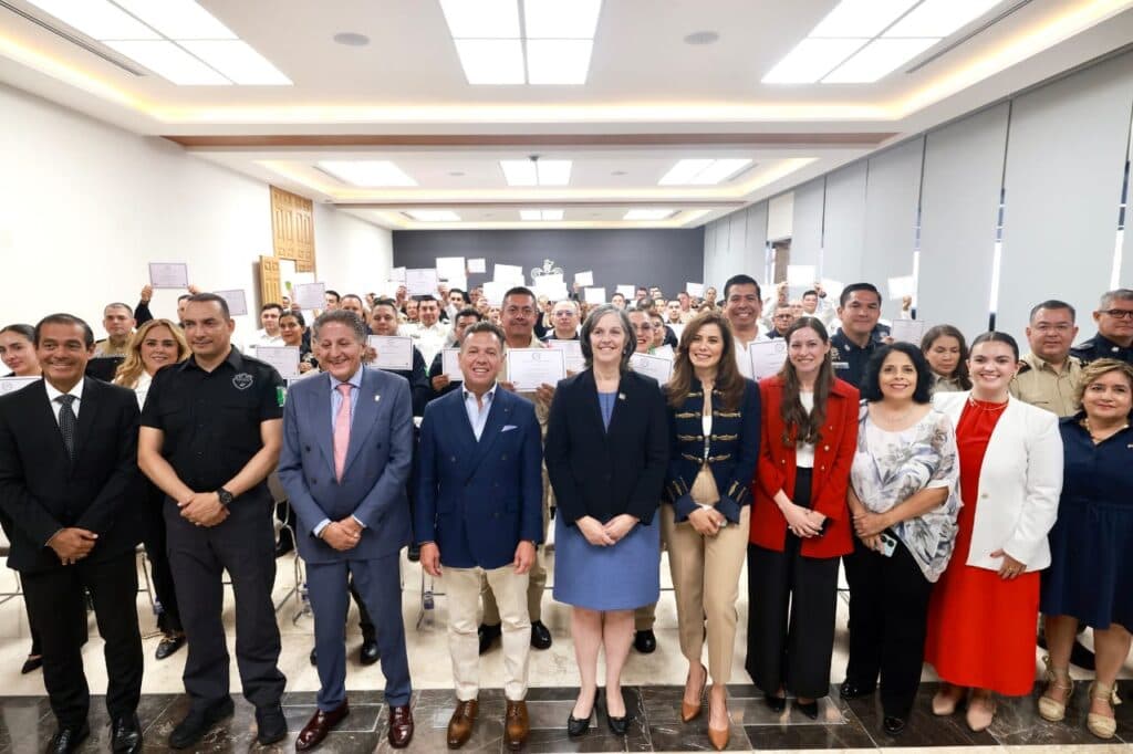 Ceremonia de clausura del proyecto ‘Inglés para Seguridad de Estadios’ en Jalisco, con oficiales de policía y autoridades