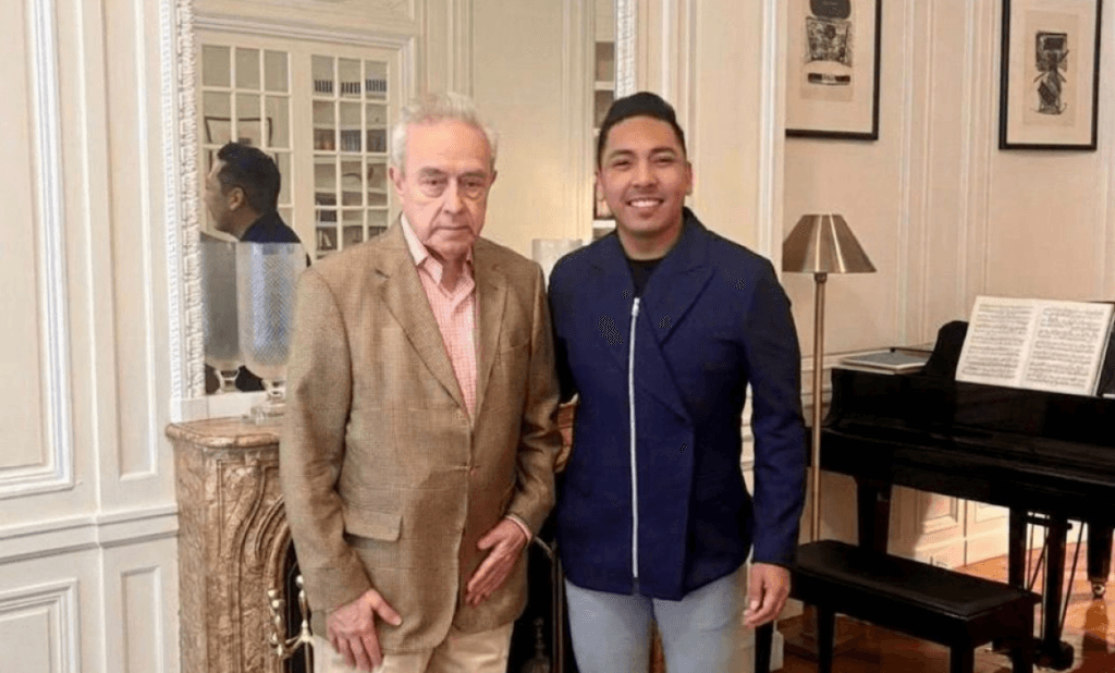 Yoshio Ávila y Héctor Vasconcelos posan juntos en un elegante salón, destacando la reunión sobre temas políticos en la ONU.