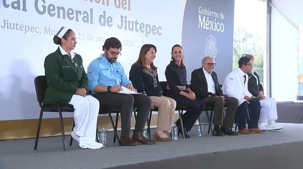 Claudia Sheinbaum y funcionarios en la inauguración del Hospital General del IMSS Bienestar en Jiutepec, Morelos.