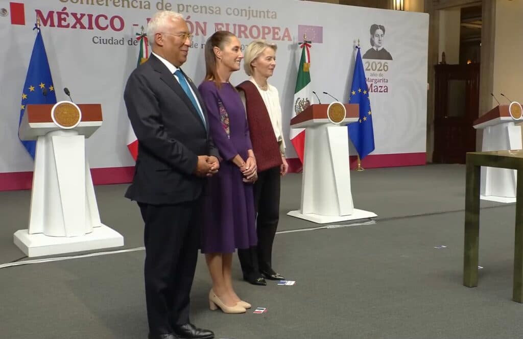 Claudia Sheinbaum y Ursula von der Leyen posan durante la firma del Acuerdo Global Modernizado México-Unión Europea en Palacio Nacional.