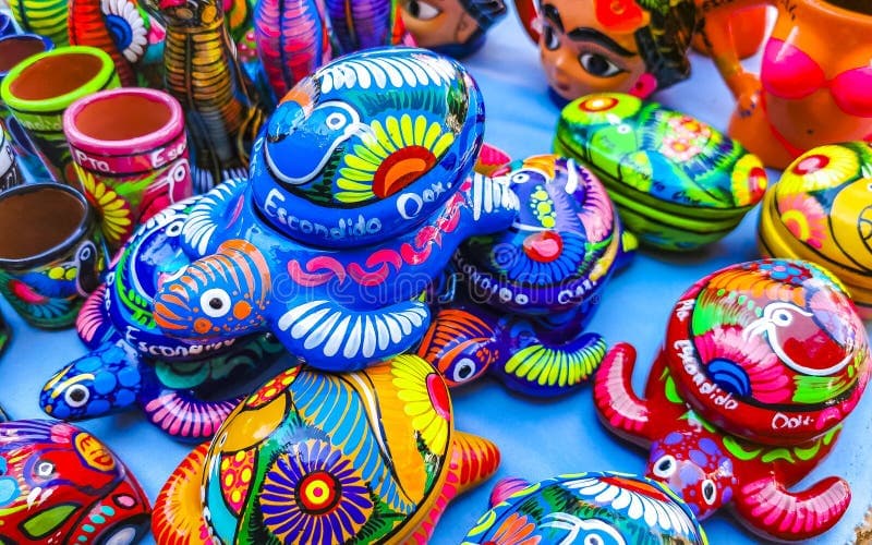Coloridos artesanías de cerámica mexicana, incluyendo figuras de tortugas y otros objetos decorativos, en un mercado artesanal.