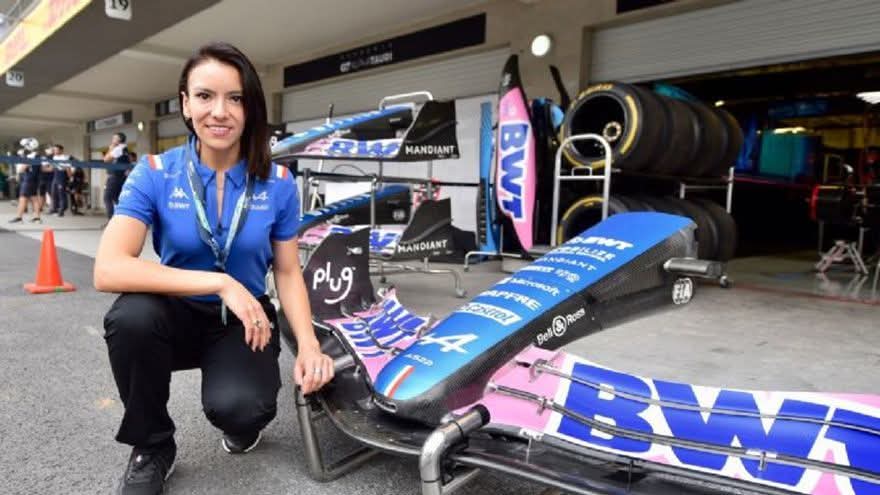 Dalia Carolina Ramos Guerra, responsable del área de Construcción y Pruebas del equipo Alpine, posando junto a un auto de Fórmula 1.