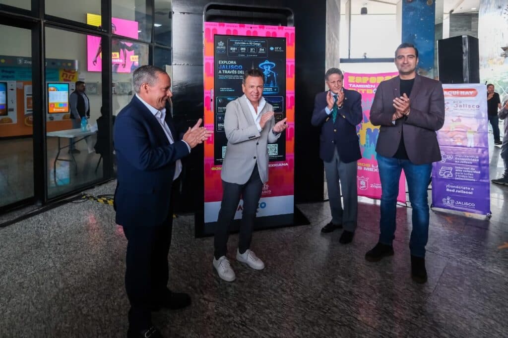 Pablo Lemus Navarro y funcionarios aplauden durante la inauguración de Tótems Inteligentes en Guadalajara, promoviendo servicios digitales.