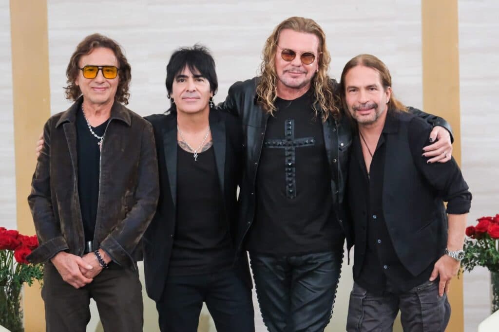 El grupo Maná posa en un evento promocional, destacando su participación en el concierto gratuito en Guadalajara durante la