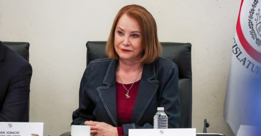 Laura Itzel Castillo en reunión, preparándose para asumir la Secretaría de las Mujeres y promover la igualdad de género en México.