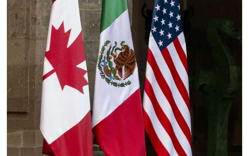 Banderas de México, Estados Unidos y Canadá, simbolizando la negociación del T-MEC en Washington.