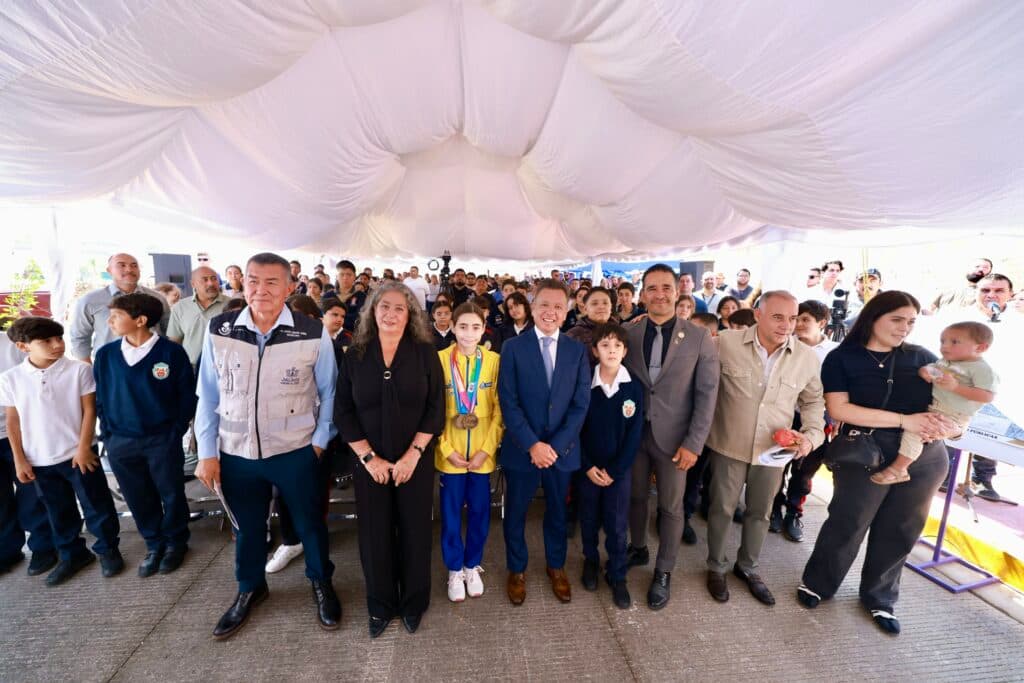 Inauguración del Libramiento Monte Everest en Zapotlanejo, con autoridades y ciudadanos reunidos bajo un toldo, celebrando la obra.