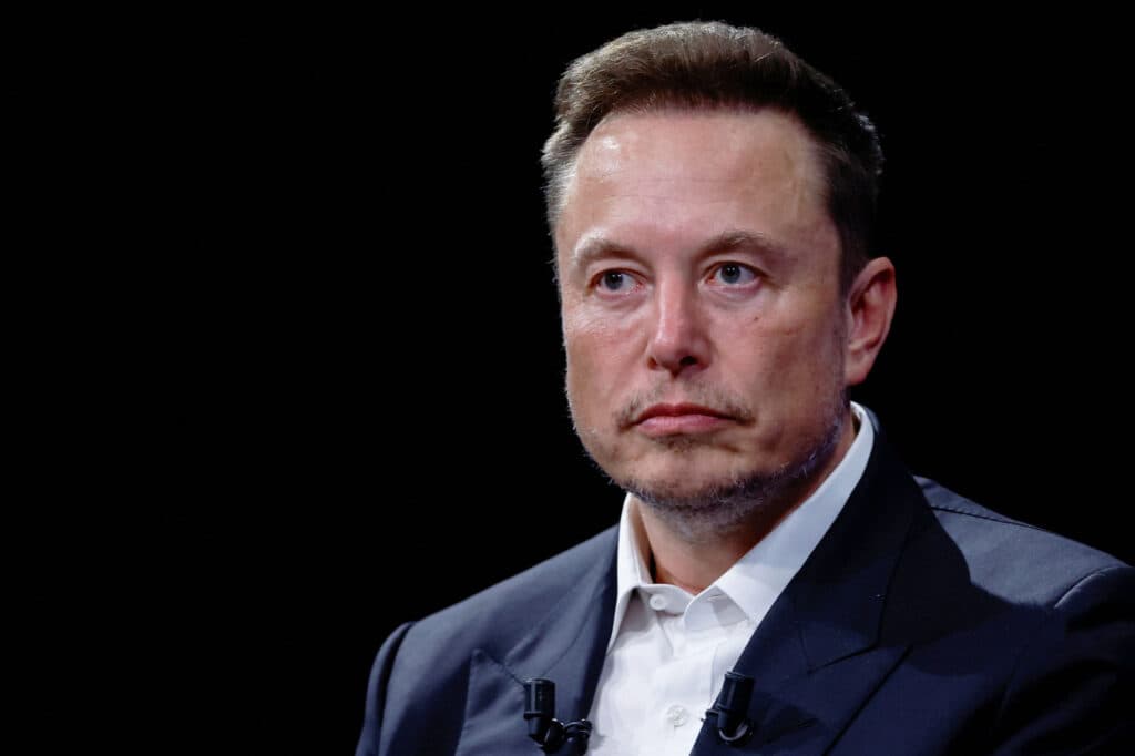 Elon Musk durante una entrevista, reflexionando sobre su potencial fortuna de un billón de dólares tras la salida a bolsa de SpaceX.
