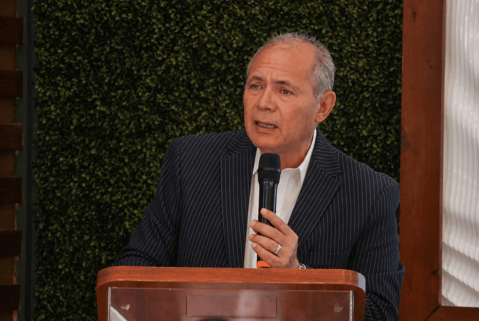 Marco Antonio Blásquez, exdiputado, habla en un evento en Tijuana, Baja California, en medio de controversia sobre libertad de expresión.