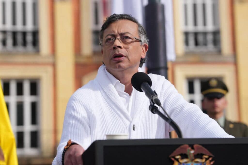 Gustavo Petro, presidente de Colombia, habla en un evento público mientras expresa su rechazo a los resultados del preconteo electoral.
