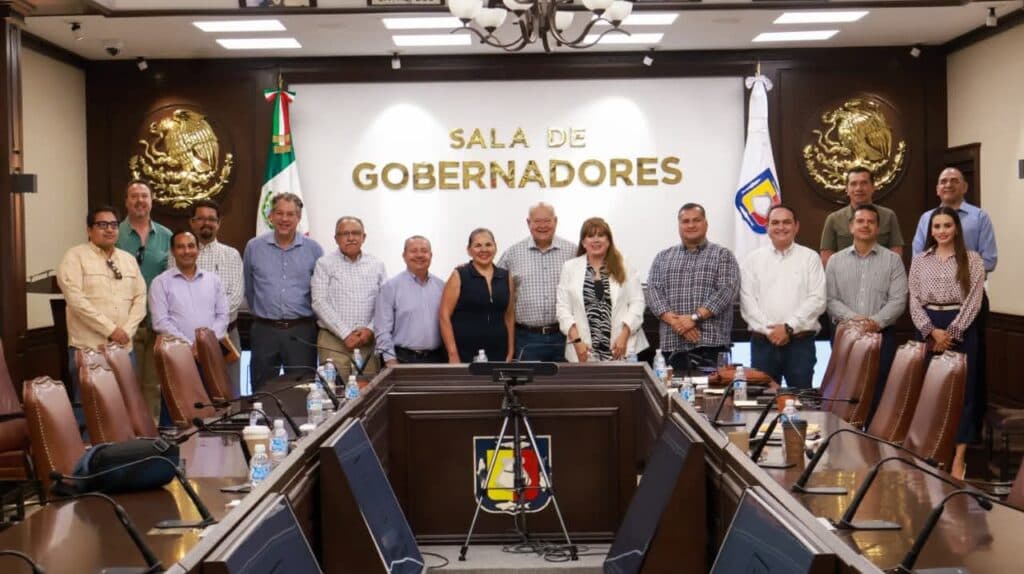 Reunión en la Sala de Gobernadores de Baja California Sur con Saúl González y empresarios para discutir el desarrollo económico regional.