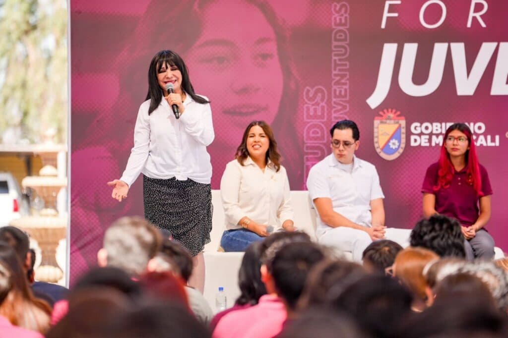 Norma Bustamante habla en el foro "Uniendo Esfuerzos" en CETis No. 18, promoviendo la participación juvenil en Mexicali.