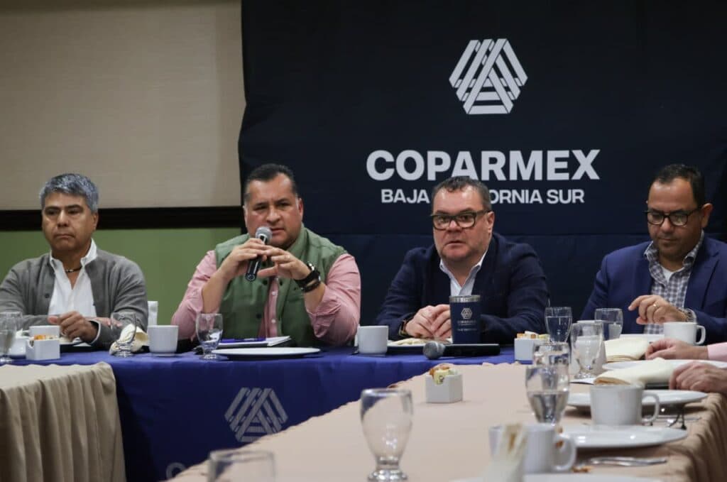 Reunión de líderes empresariales en Baja California Sur, con Saúl González hablando sobre nuevas inversiones en la región.