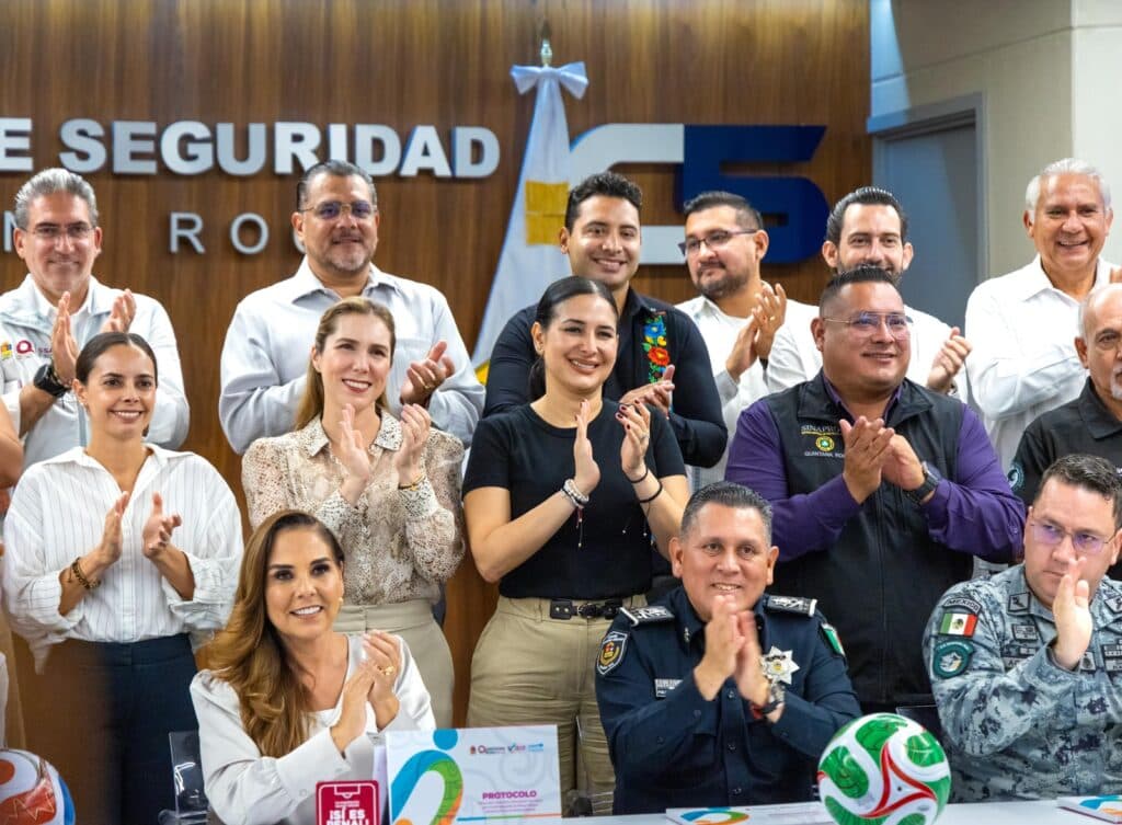 Estefanía Mercado y Mara Lezama junto a otros funcionarios aplaudiendo durante la instalación del Comité de Seguridad