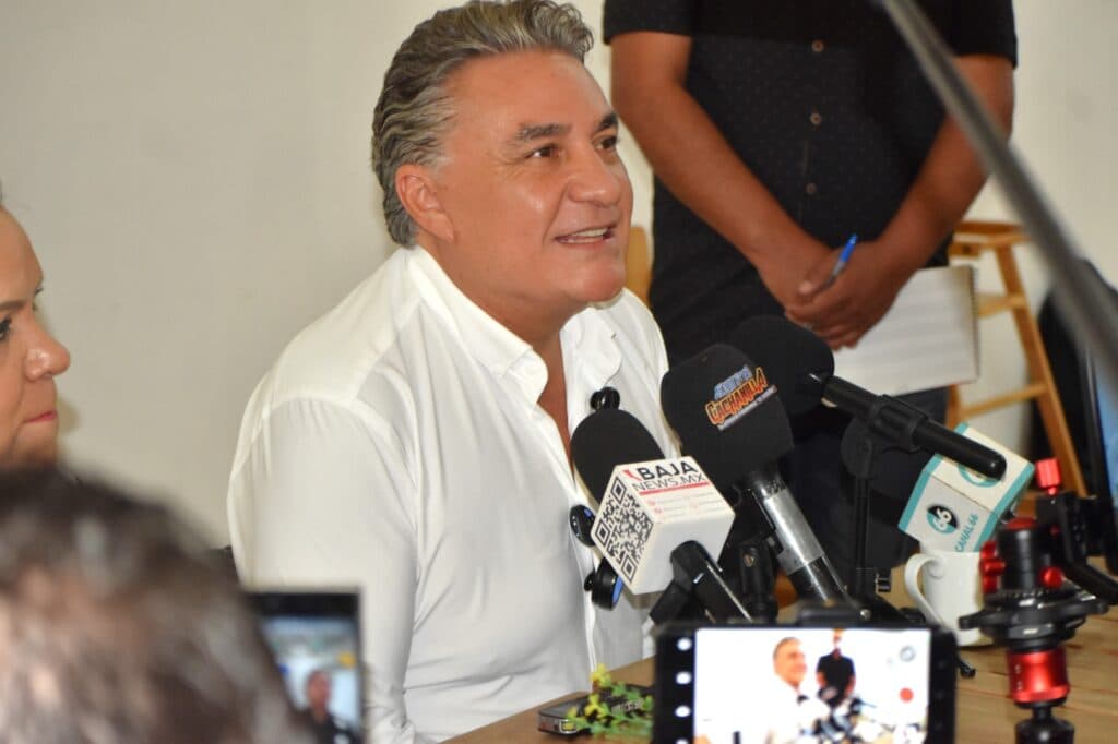 Jesús Ruiz Uribe, fundador de MORENA en Baja California, habla sobre la iniciativa de verificación de candidaturas en conferencia de prensa.