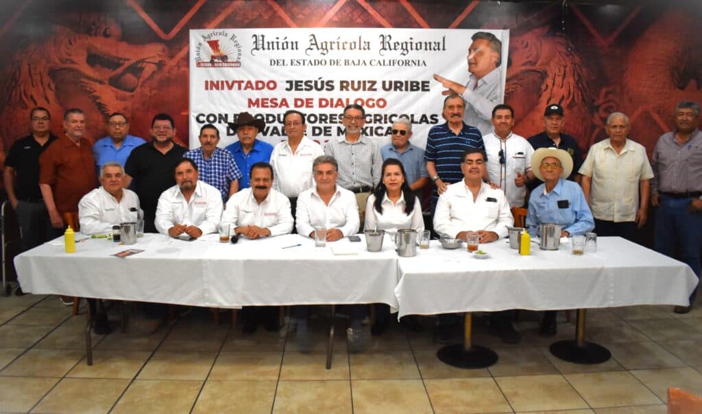 Jesús Ruiz Uribe junto a agricultores del Valle de Mexicali en una mesa de diálogo para discutir soluciones a sus problemáticas.