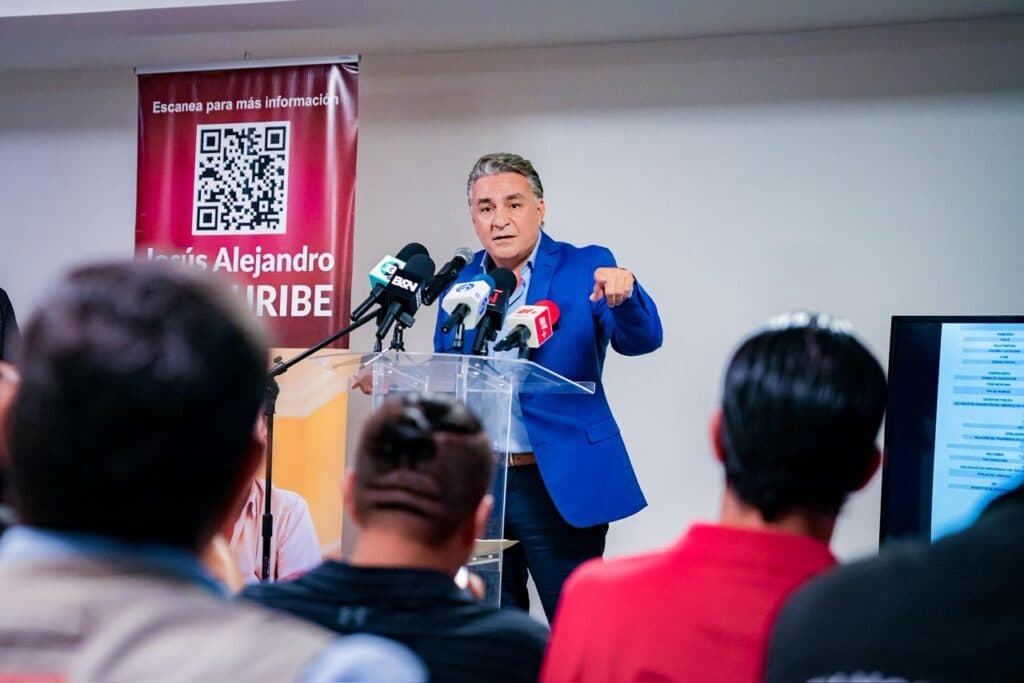 Jesús Alejandro Ruiz Uribe, en conferencia de prensa, presenta sus declaraciones patrimoniales a medios de comunicación en Tijuana.