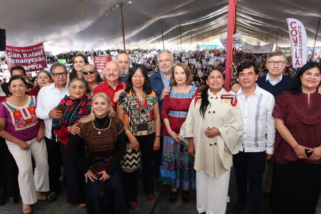 Senadora Ana Lilia Rivera Rivera y representantes del Senado en evento con más de 15 mil asistentes en Tlaxcala, celebrando