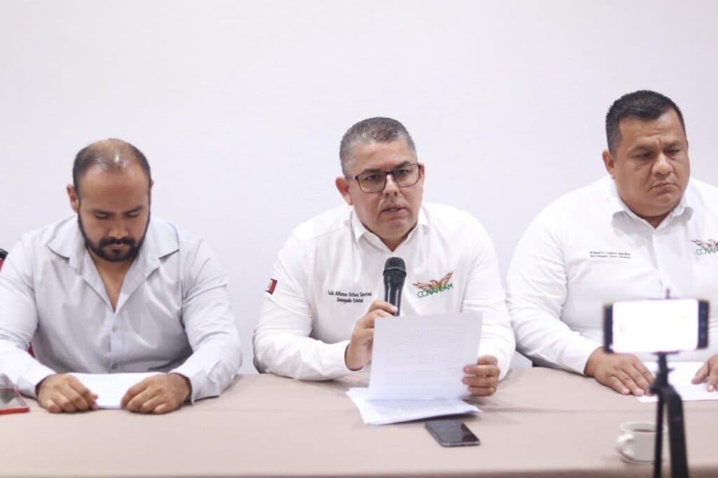 Luis Alfonso Ochoa Sánchez, representante de transportistas, habla en conferencia sobre adeudo millonario a Fertinal-Pemex,