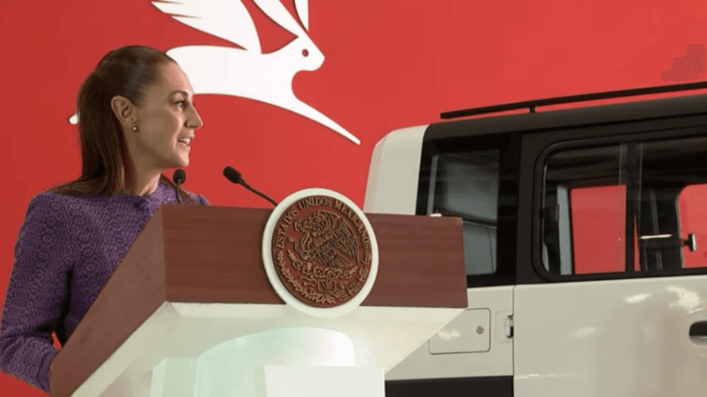 Claudia Sheinbaum presenta el prototipo Olinia Uno, un auto eléctrico mexicano, en un evento en la Base Militar de Santa Lucía.