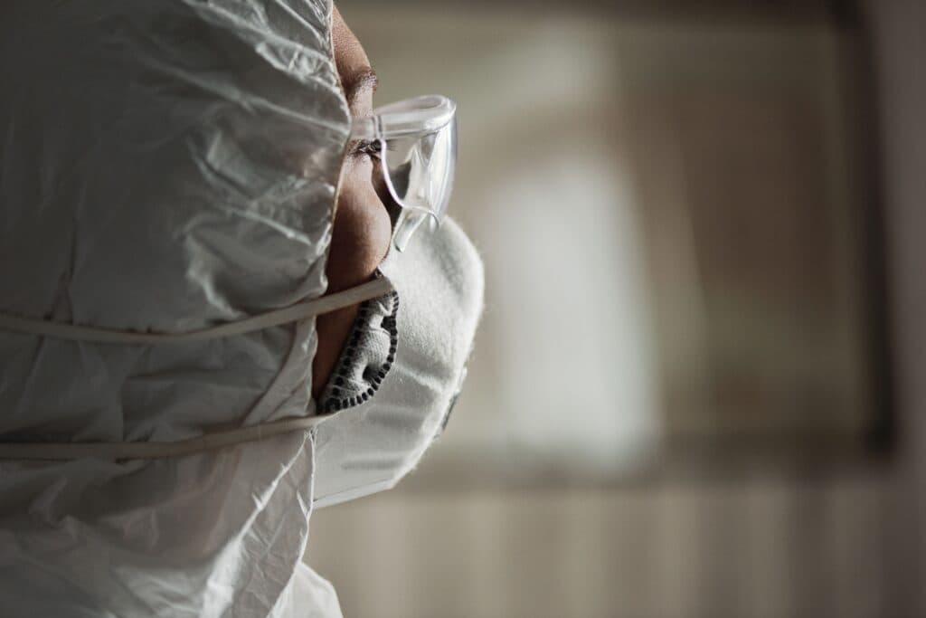 Trabajador de la salud con equipo de protección personal, reflejando la vigilancia sanitaria tras el primer caso de ébola en Francia.