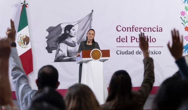 Claudia Sheinbaum Pardo durante la conferencia matutina en Palacio Nacional, destacando el crecimiento industrial y exportaciones en México.