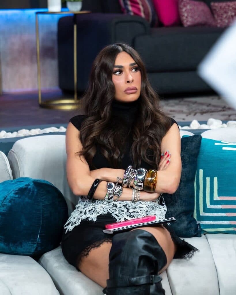 Galilea Montijo sentada en un sofá, con mirada seria y brazos cruzados, durante su regreso a La Casa de los Famosos México 4.