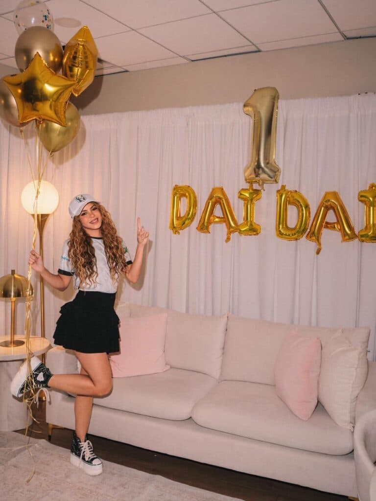 Shakira celebra el éxito de "Dai Dai" con globos dorados y una decoración festiva en su hogar, mostrando su alegría por el número 1 en Spotify.