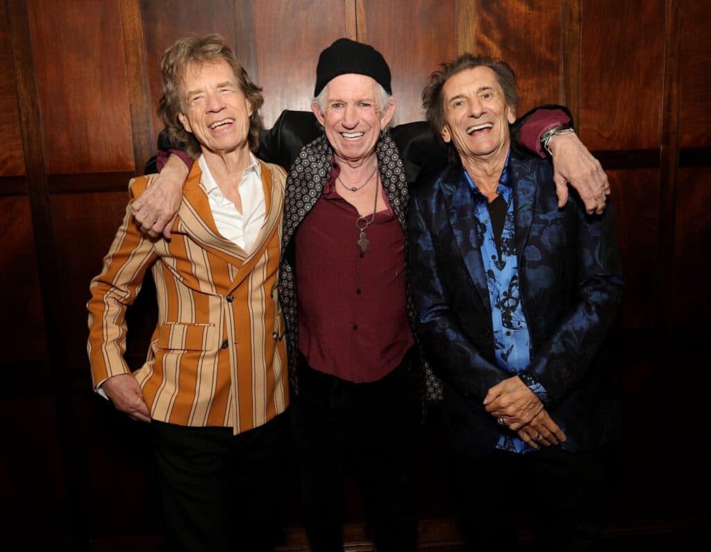 Músicos de The Rolling Stones posan juntos, celebrando el lanzamiento de su nuevo álbum Foreign Tongues en un evento especial.