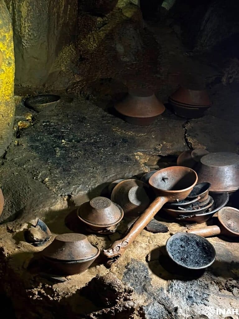 Recipientes cerámicos y fragmentos de vasijas descubiertos en una cueva de Cintalapa, Chiapas, por el INAH.