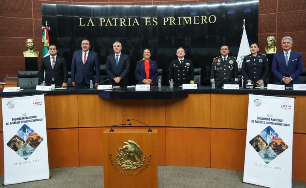 Participantes del 2.º Foro en Seguridad Nacional en el Senado, con autoridades y representantes de diversas instituciones en un ambiente formal.