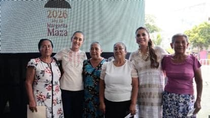 Claudia Sheinbaum junto a mujeres de Acapulco durante su visita para supervisar proyectos de recuperación y apoyo social.