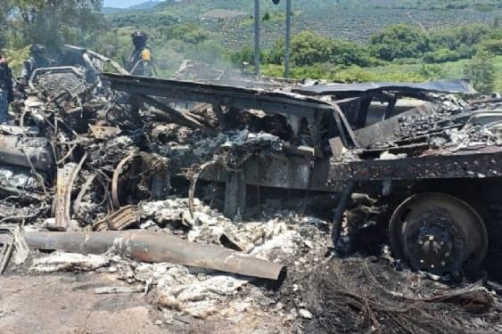 Tractocamión siniestrado en la autopista Guadalajara-Tepic tras choque múltiple, con restos carbonizados y presencia de cuerpos de emergencia.