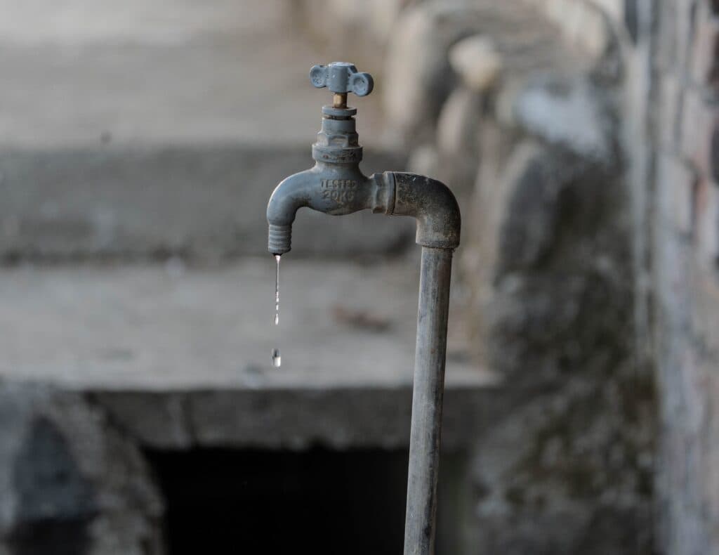 Grifo de agua en desuso con una gota cayendo, simbolizando la crisis de suministro en colonias de Iztacalco en CDMX.