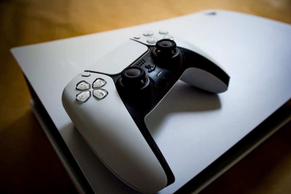 Controlador de PlayStation sobre una consola, simbolizando el futuro digital de los videojuegos tras el anuncio de Sony.