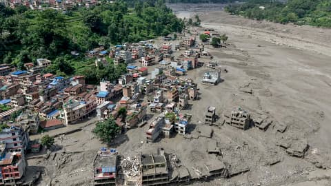 Destrucción en comunidades de Rasuwa, Nepal, tras inundaciones devastadoras que dejaron cientos de muertos y desaparecidos.