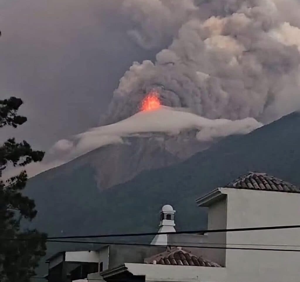 Erupción del Volcán de Fuego en Guatemala, con emisión de lava y nube de ceniza, generando riesgo de flujos piroclásticos.