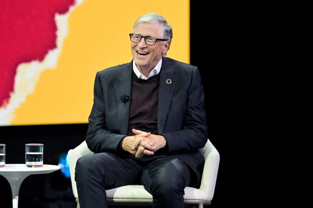 Bill Gates sonríe mientras habla sobre la inteligencia artificial en el evento Goalkeepers de la Fundación Gates en Nueva York.