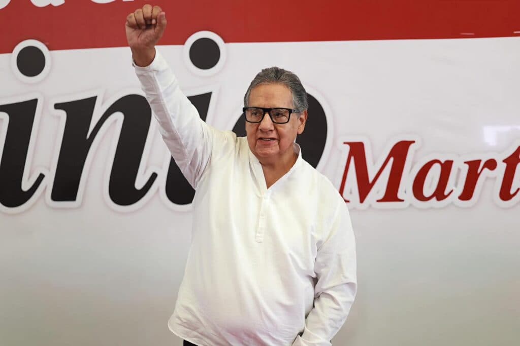 Higinio Martínez Miranda, nuevo presidente del Senado, levanta el puño en señal de triunfo durante su designación.