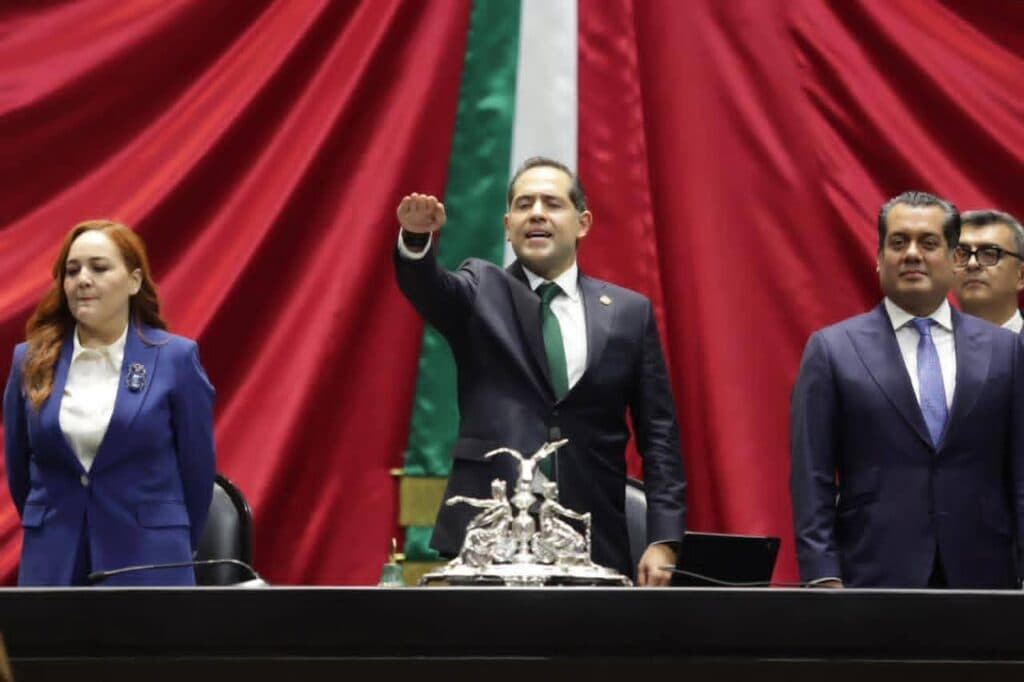 Raúl Bolaños Cacho Cué asume la presidencia de la Mesa Directiva en San Lázaro, acompañado de otros legisladores y con la