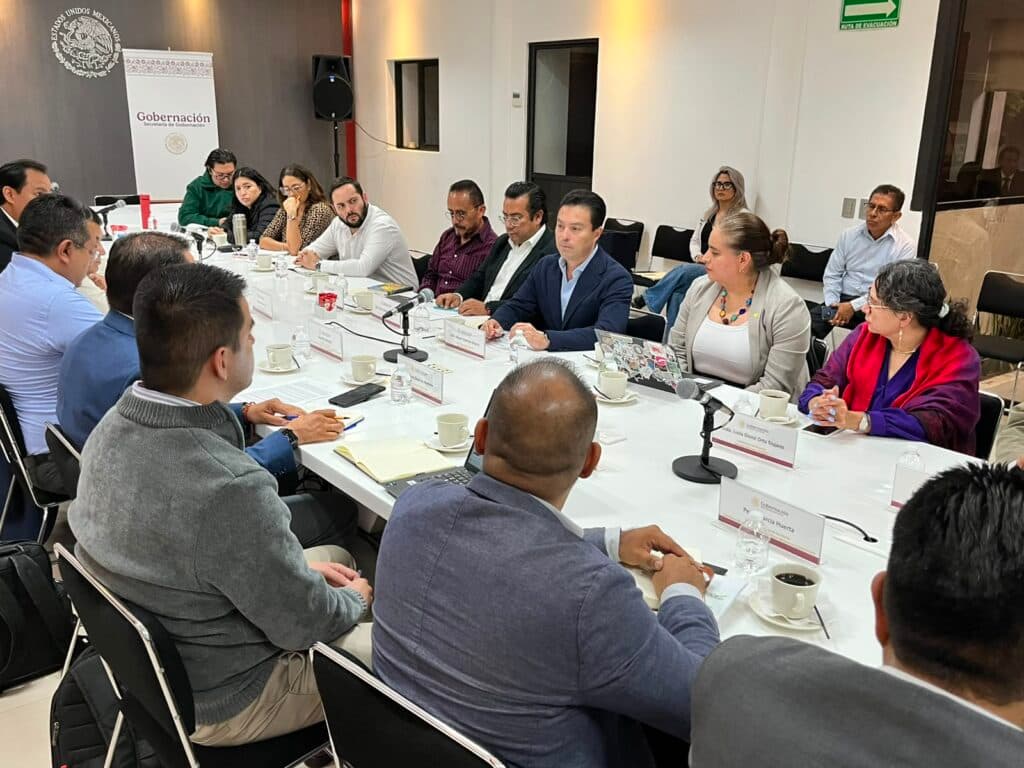 Mesa de trabajo en las oficinas de la SEGOB, donde se discuten los adeudos de Fertinal con transportistas y se busca mejorar