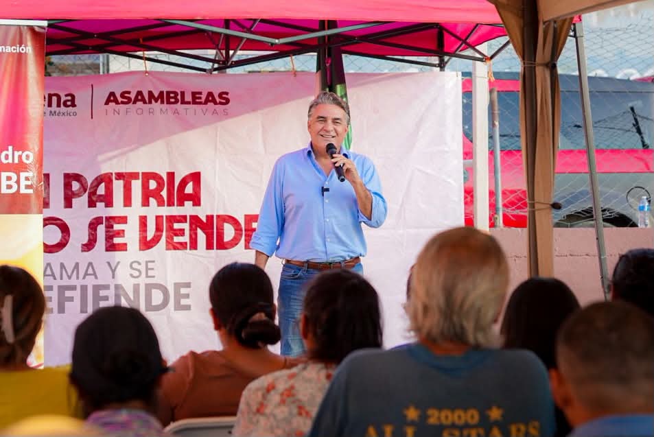 Jesús Ruiz Uribe habla en una asamblea informativa en Tijuana, promoviendo el respeto hacia el pueblo y la defensa de la Soberanía Nacional.