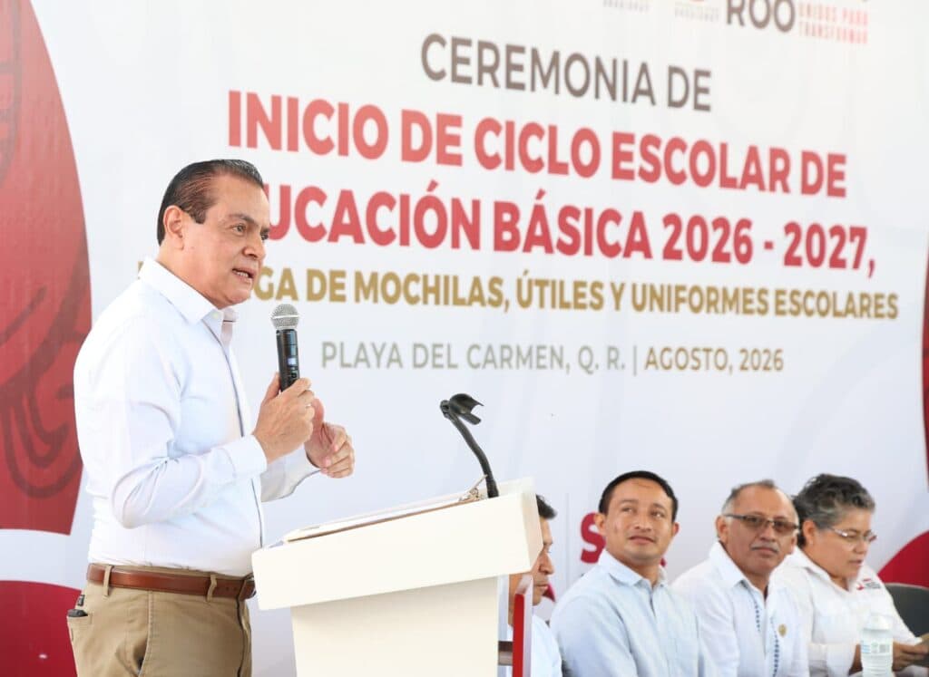 Arturo Castro, secretario de Gobierno, habla en la ceremonia de inauguración del ciclo escolar 2026-2027 en Playa del Carmen.