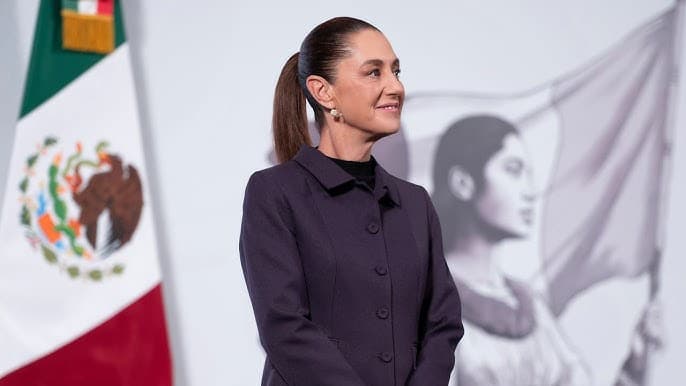 Claudia Sheinbaum en un evento oficial, presenta cambios en la estructura de la Oficina de la Presidencia del Gobierno federal.