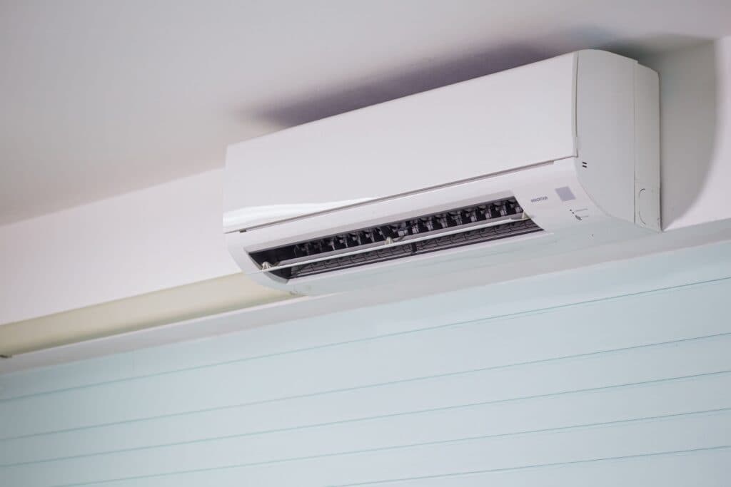 Aire acondicionado instalado en una pared, recomendado por la CFE para optimizar el consumo eléctrico en temporada de calor.