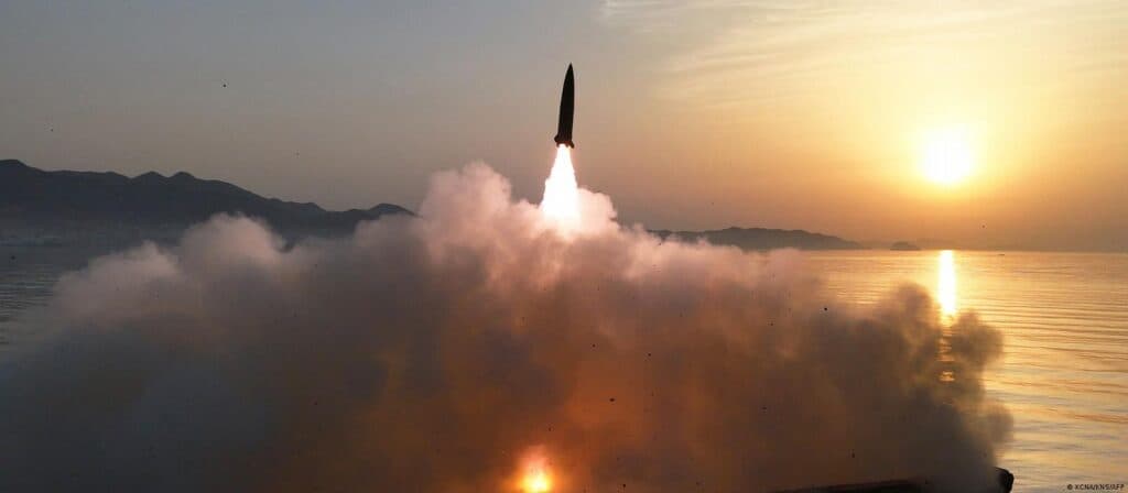 Lanzamiento de un misil balístico desde la costa de Corea del Norte, con humo y fuego, al amanecer sobre el mar del Este.
