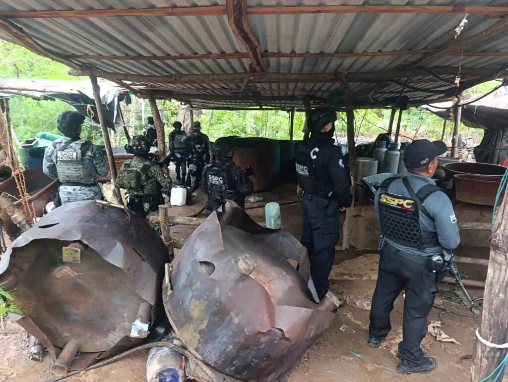 Desmantelan tres laboratorios ilegales de metanfetamina en Guerrero; aseguran cientos de tambos y reactores