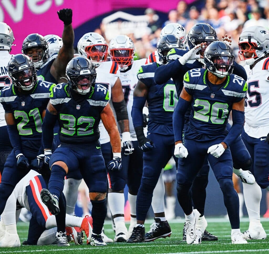 Jugadores de los Seattle Seahawks celebran tras una jugada defensiva clave en el partido contra los Patriotas de Nueva Inglaterra.